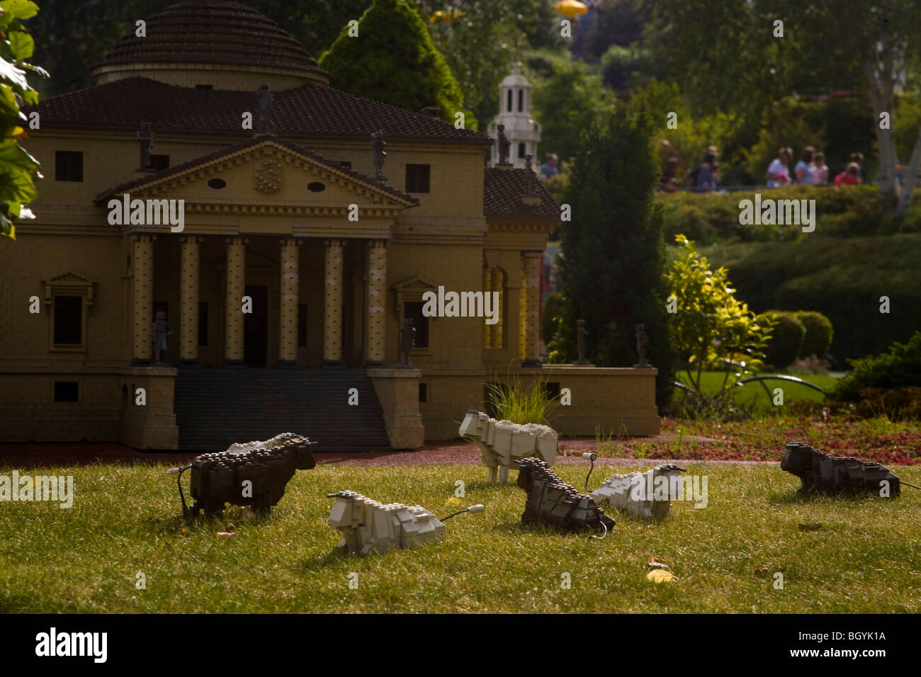 LEGO-Szene mit Kühen, Legoland Windsor Stockfoto