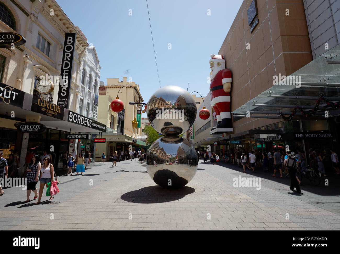 Die Mall Kugeln und Weihnachts-shopping bei Rundle Mall, Adelaide, SA, Australien Stockfoto