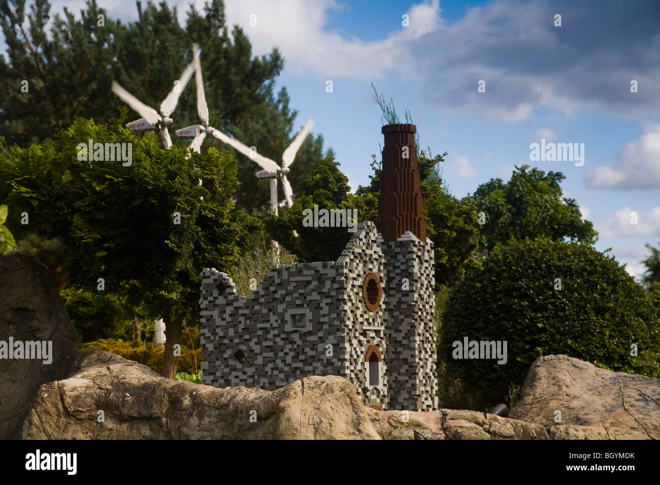 Kornische Szene mit Windmühlen und Mine Altbau, Legoland Windsor Stockfoto