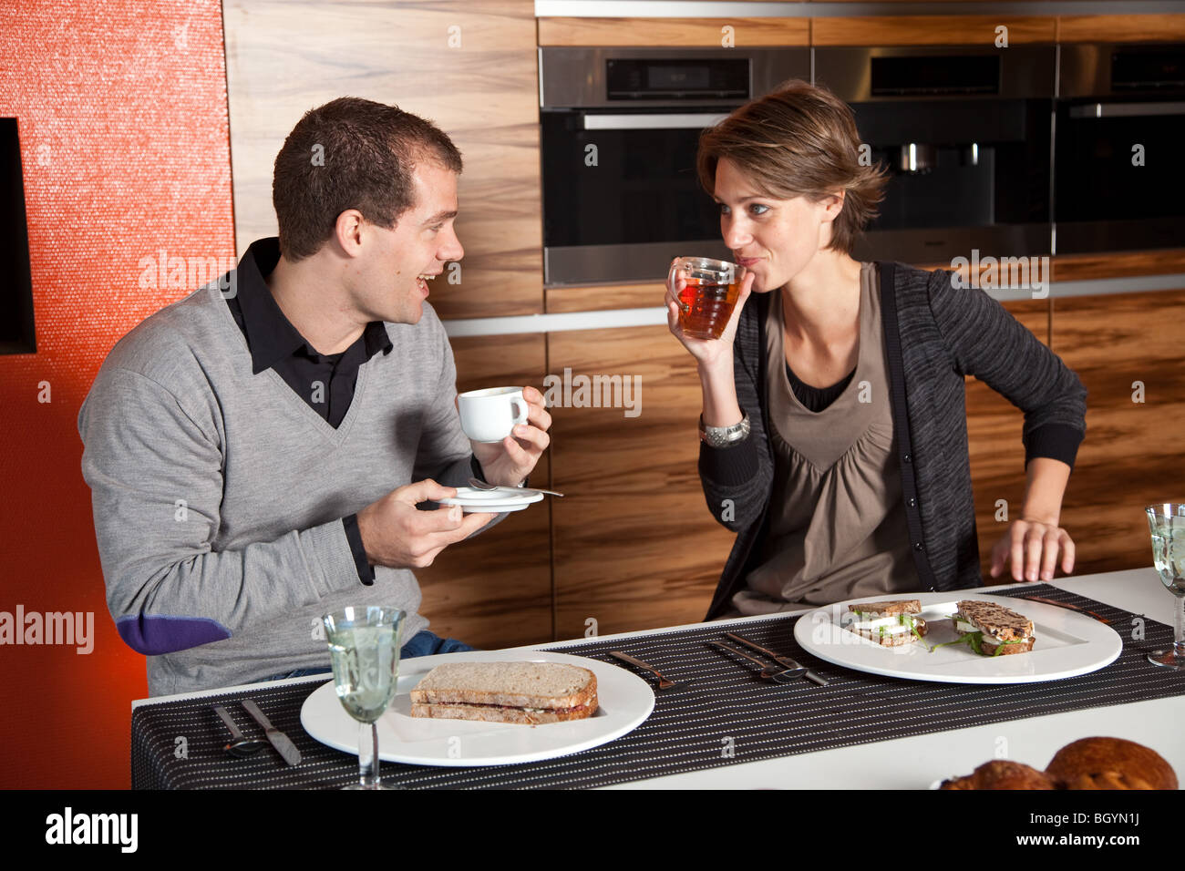 Süße junge Paar dem gemeinsamen Mittagessen in der Cafeteria Stockfoto