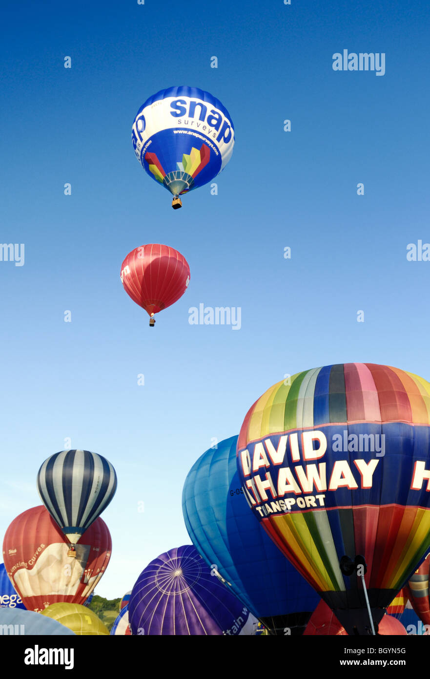 Viele bunte Heißluftballons an Bristol International Balloon Fiesta Teilnahme an einen massiven Aufstieg in 2009 Stockfoto
