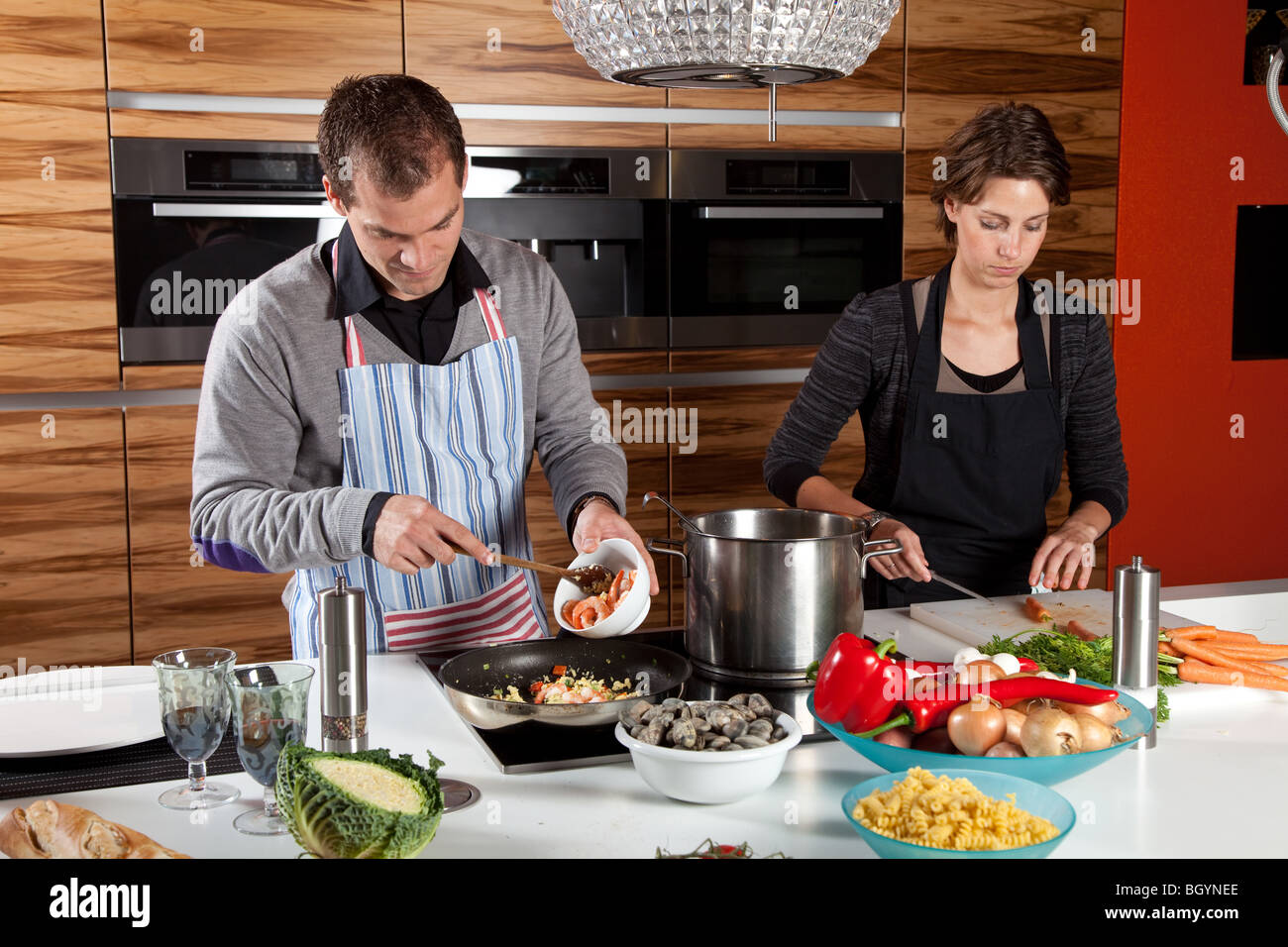Mann und Frau zusammen in der Küche eine Mahlzeit zuzubereiten Stockfoto