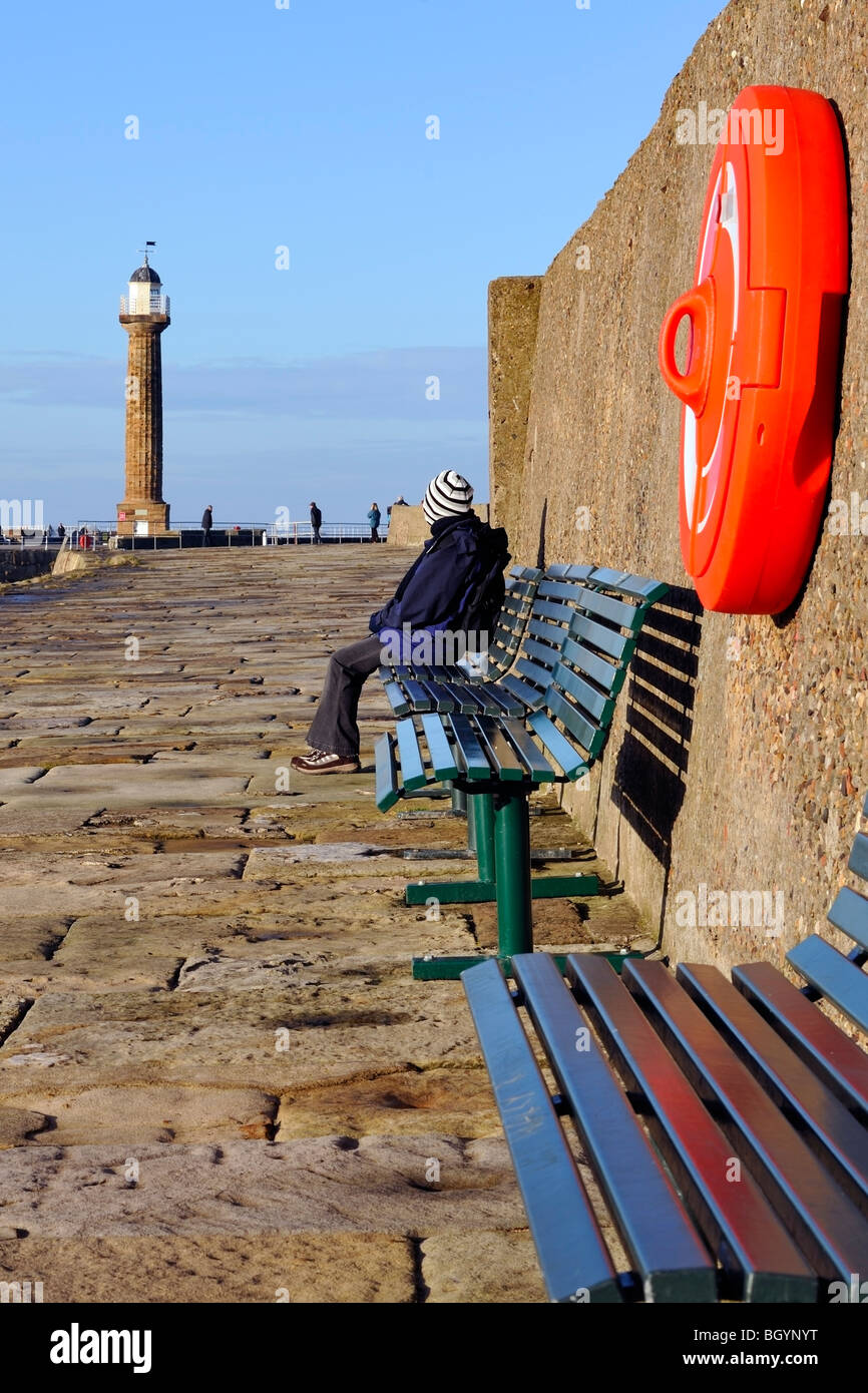 East Pier Leuchtturm, Whitby, Yorkshire, an einem sonnigen Wintertag Stockfoto