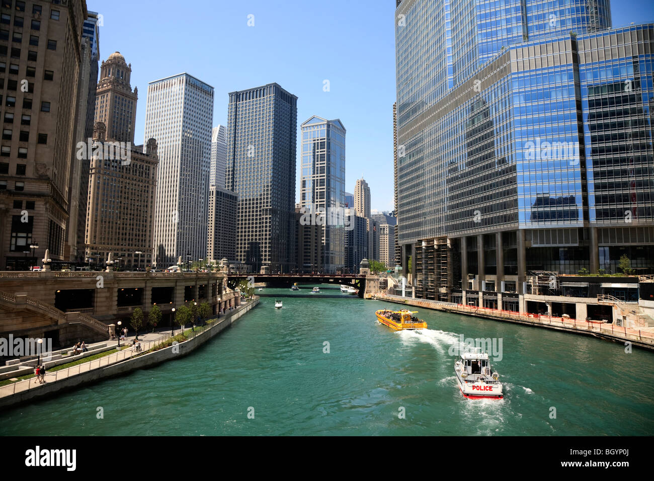 Fluss und Wolkenkratzer in Chicago, Illinois, USA Stockfoto