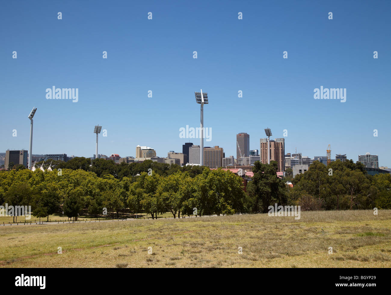 Die Skyline der Stadt von Adelaide und Lichter des Adelaide Oval, SA, Australien Stockfoto