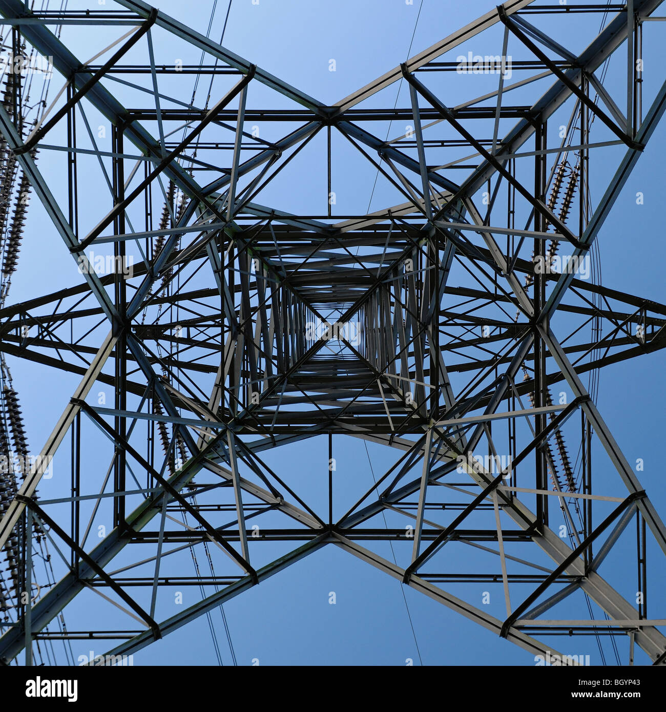 Strom Pylon niedrigen Winkel, Ansicht von unten Stockfoto