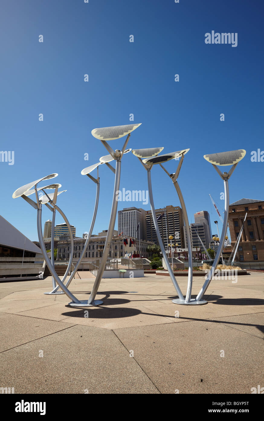 Solar-Panel 'Mallee Baum' Skulpturen am Festival Centre, Adelaide, SA, Australien Stockfoto