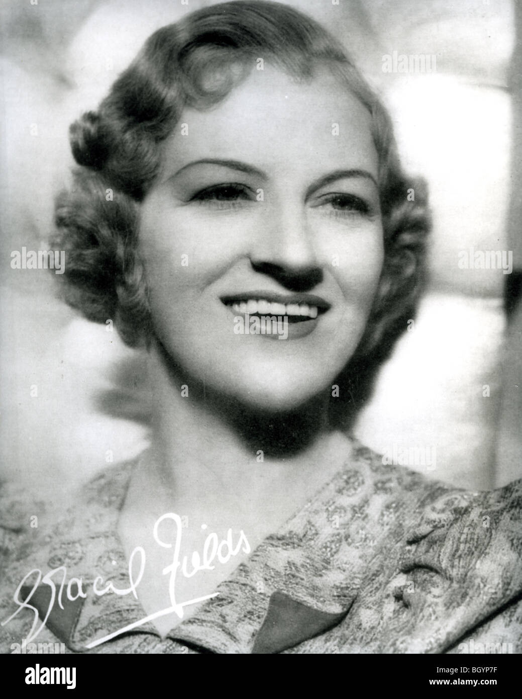 GRACIE FIELDS (1898-1979) englische Vielzahl Künstler und Sänger liebevoll bekannt als "Our Gracie" hier in den 1930er Jahren Stockfoto GRACIE FIELDS (1898-1979) englische Vielzahl Künstler und Sänger liebevoll bekannt als "Our Gracie" hier in den 1930er Jahren Stockfoto
