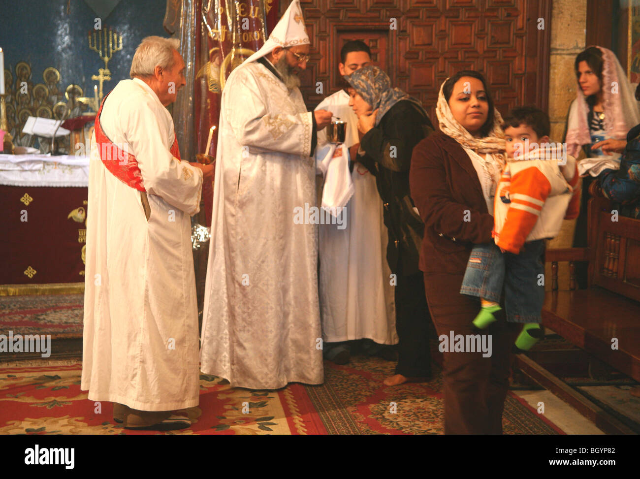 Koptischer christlicher Priester, der während der eucharistie die Heiligen Sakramente ausgibt, Deir al-Adra Kirche, Maadi, Kairo Stockfoto