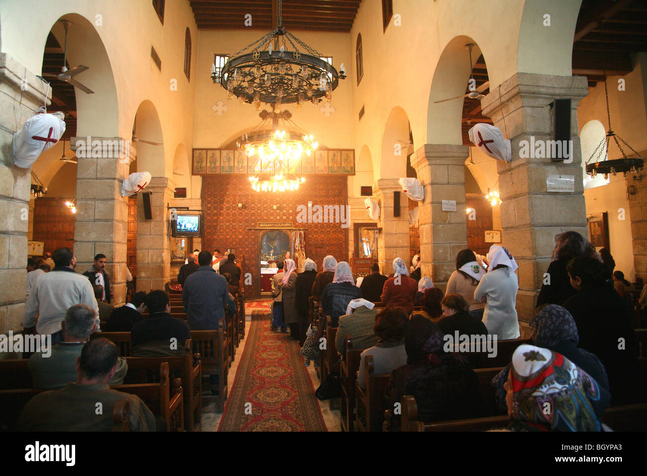 Koptischen christlichen Gottesdienst in Deir al Adra Church in Maadi, Kairo, Ägypten Stockfoto
