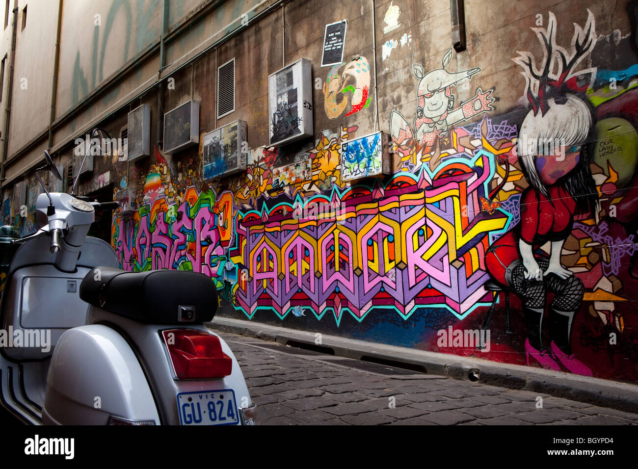 Graffiti und Moped auf Hosier Lane, Melbourne Stockfoto