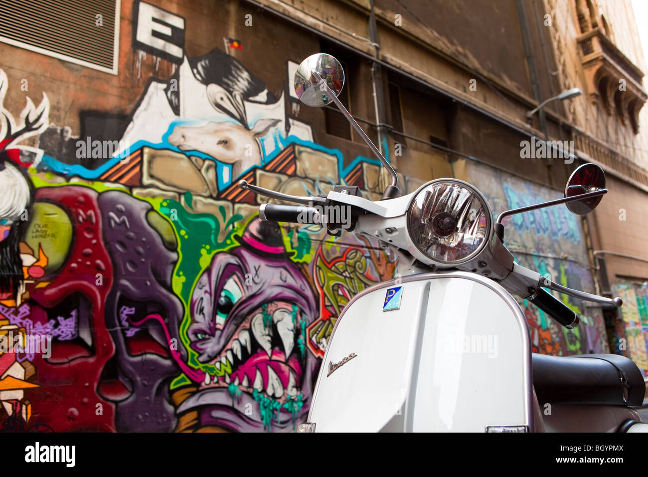 Graffiti und Moped auf Hosier Lane, Melbourne Stockfoto