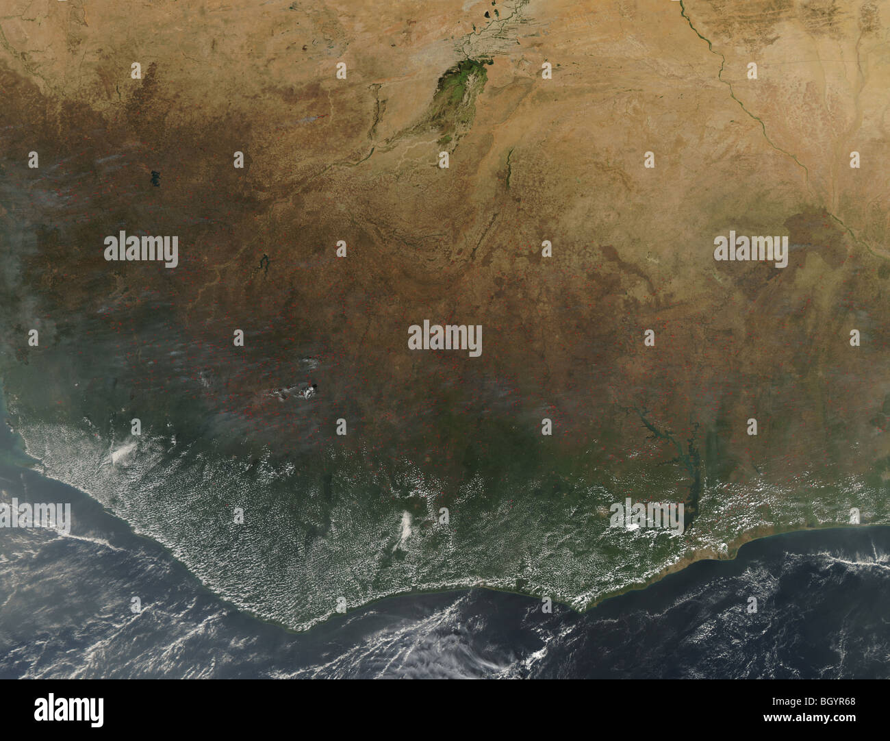 Sat-Aqua-Ansicht von Bränden in Westafrika, kleine rote Rechtecke markieren Hitze Quellen (bei 100 %-Ansicht sichtbar) Kredit NASA Stockfoto