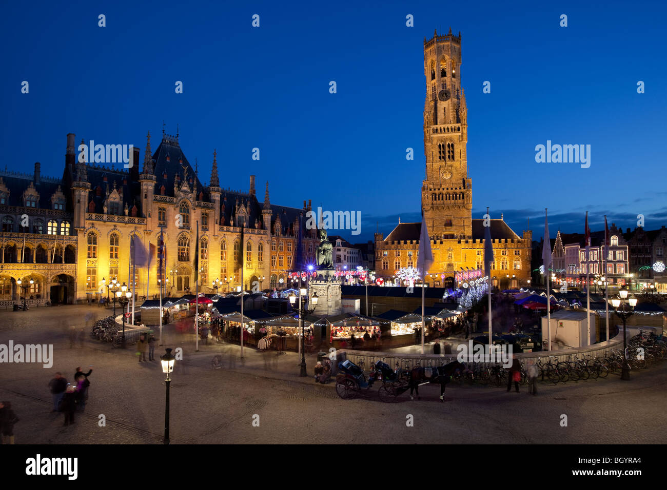 Brügge Weihnachtsmarkt auf dem Marktplatz mit Belfried von Brügge hinter Stockfoto