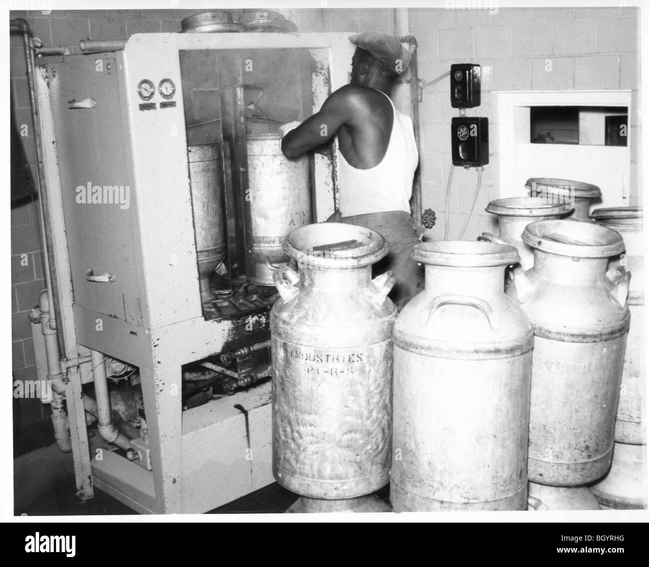 Häftling in der Molkerei mit Milch-Pasteurisierung arbeiten. Ca der 1940er Jahre bis 1960er-Jahren. Antenne, Nebraska State Penitentiary. Stockfoto