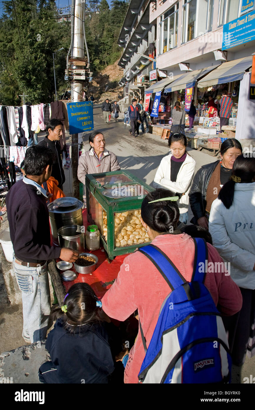 Tibetische Flüchtlinge Essen Pani Puri (traditionelle indische Imbiss). McLeod Ganj. Dharamsala. Indien Stockfoto