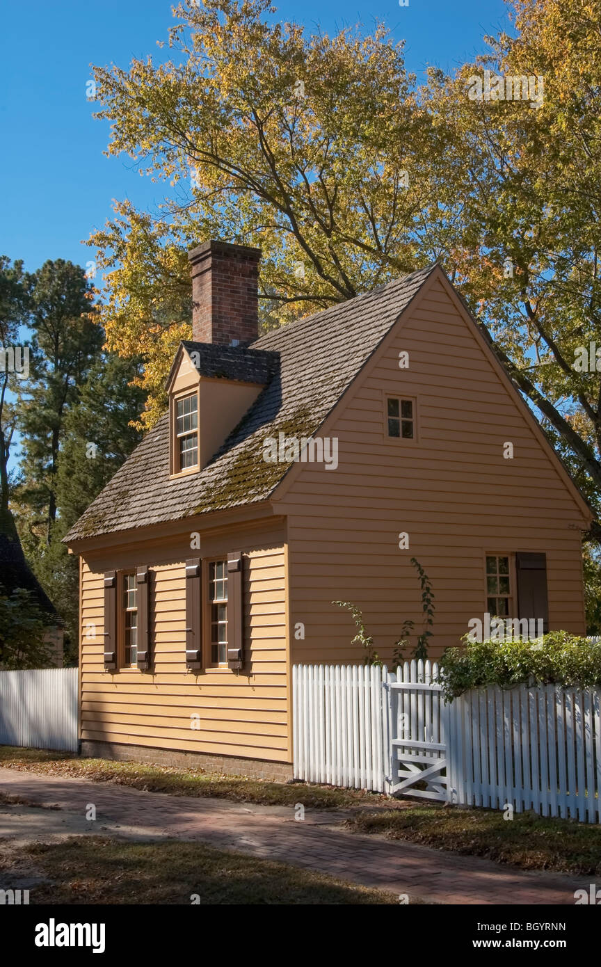 Stock Foto von einem kleinen Haus im Kolonialstil mit weißen Lattenzaun in Williamsburg, VA, USA. Stockfoto