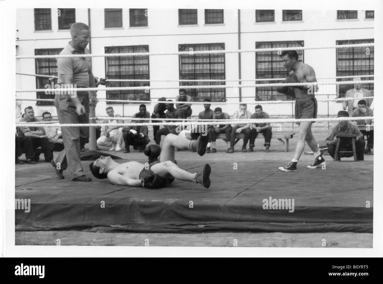 Boxring auf Hof im inneren Gefängnis. Freizeitspielen. Ca. 1940-1950. Lincoln, Nebraska, USA. Stockfoto