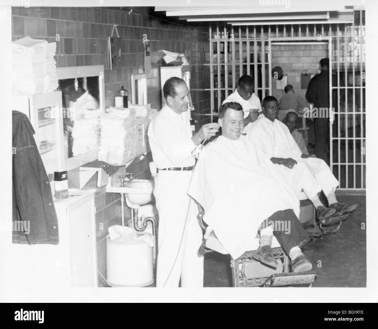 Häftling, ein Mitglied des Personals einen Haarschnitt zu geben. Metallscheren und Rasiermesser verwendet wurden. Lincoln, Nebraska, USA. Stockfoto