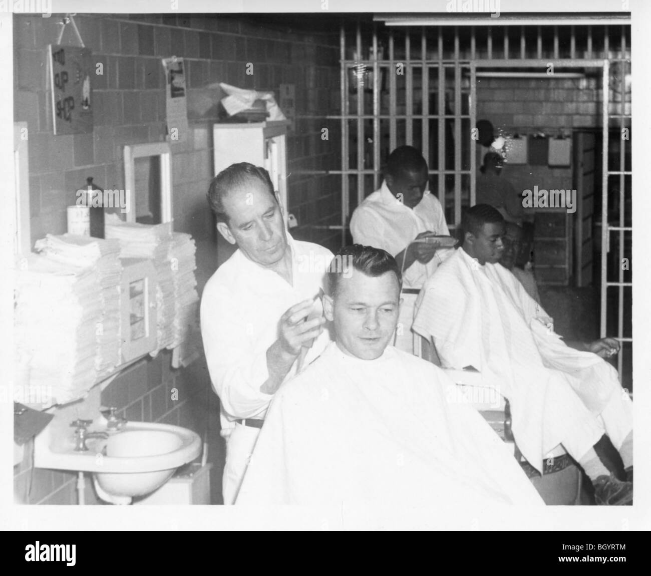 Häftling, ein Mitglied des Personals einen Haarschnitt zu geben. Metallscheren und Rasiermesser verwendet wurden. Lincoln, Nebraska, USA. 1940er Jahre, 1950er Jahre ca Stockfoto