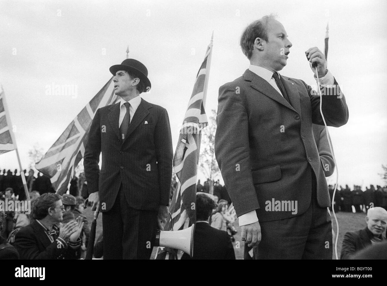 Vorführung der nationalen Front. Manchester England 8. Oktober 1977. Andrew Fontaine (mit Bowler Hut) John Tyndall spricht mit dem Kerkerl. Polizeilinie im Hintergrund. GROSSBRITANNIEN 1970ER JAHRE HOMER SYKES Stockfoto