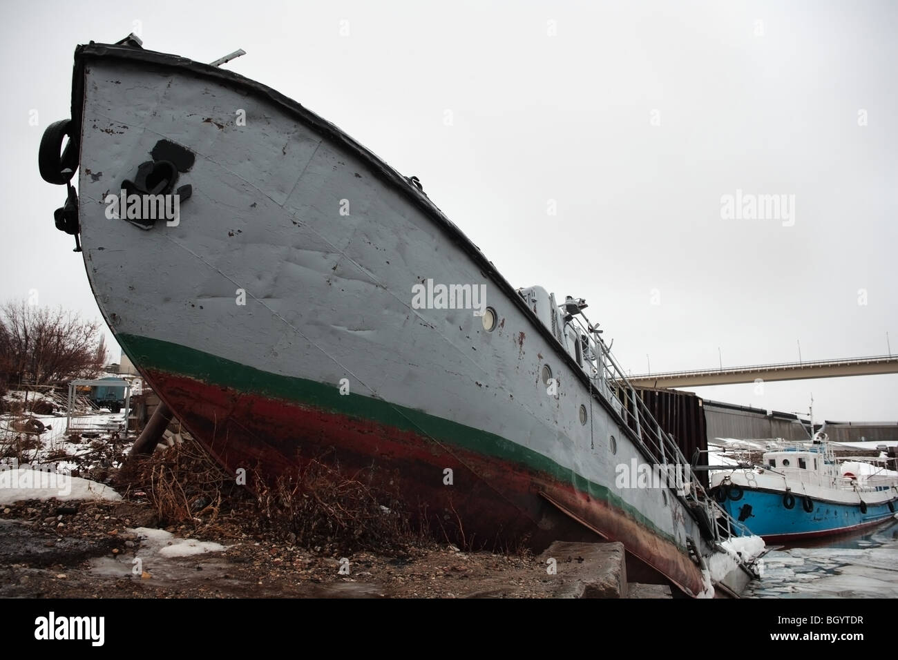 Zerstörten Boot am Fluss Küste. Grunge Hintergrund. Stockfoto