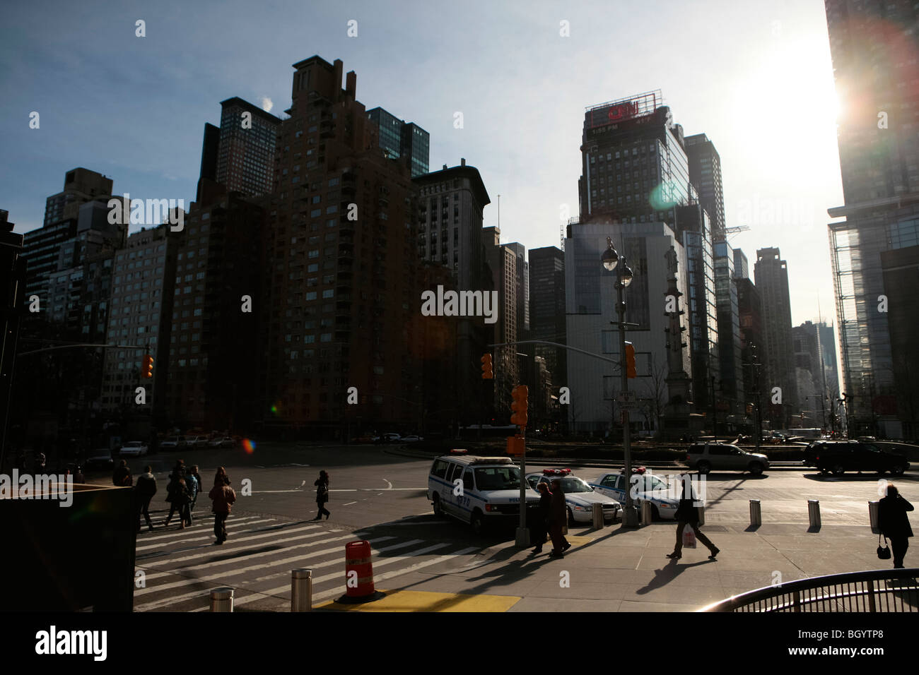 Blick auf das Time Warner Center und die Unisphere Replik am Columbus Circle, Manhattan, in New York city Stockfoto