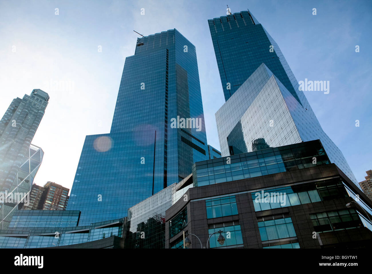 Blick auf das Time Warner Center und die Unisphere Replik am Columbus Circle, Manhattan, in New York city Stockfoto