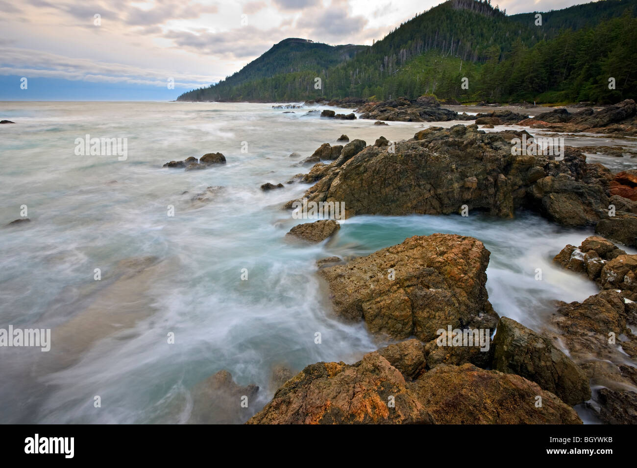Zerklüftete Küste und Wave Aktion entlang der Westküste am Kap Palmerston, Nordinsel Vancouver, Vancouver Island, British C Stockfoto