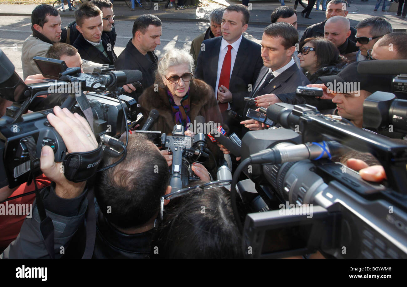 Der ehemalige bosnische Serbe Präsident Biljana Plavsic Besuche Stadt nach ihrer Ankunft in Banja Luka, der Hauptstadt Bosniens serbische Republik Stockfoto