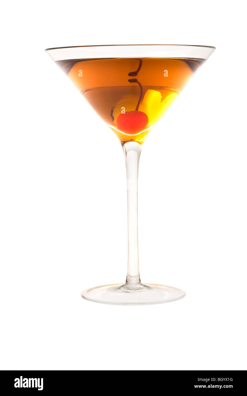 Rob Roy oder Manhattan Mischgetränk mit Cocktailkirsche hautnah auf weißem Hintergrund Stockfoto