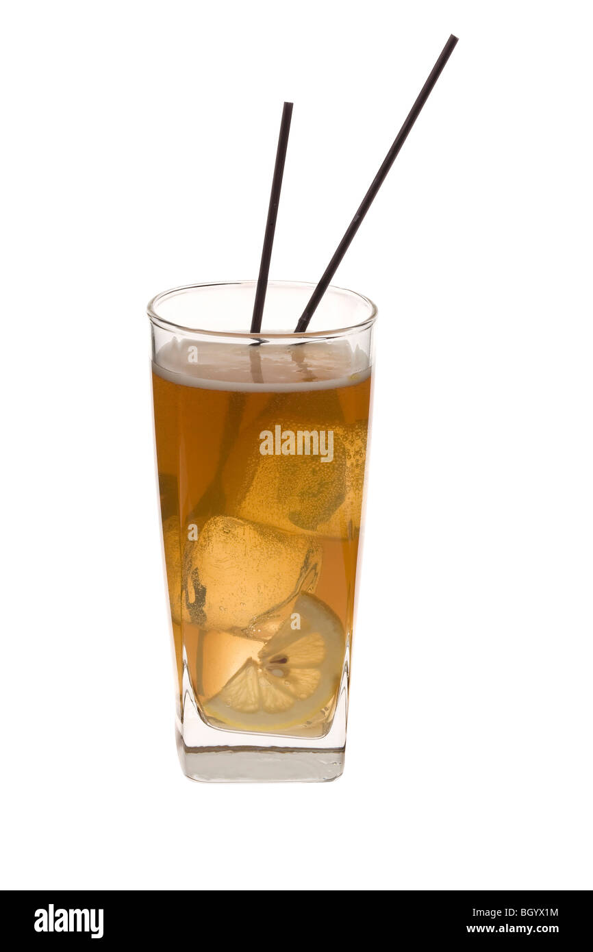 Long Island Iced Tea Mixgetränk auf weißem Hintergrund Stockfoto