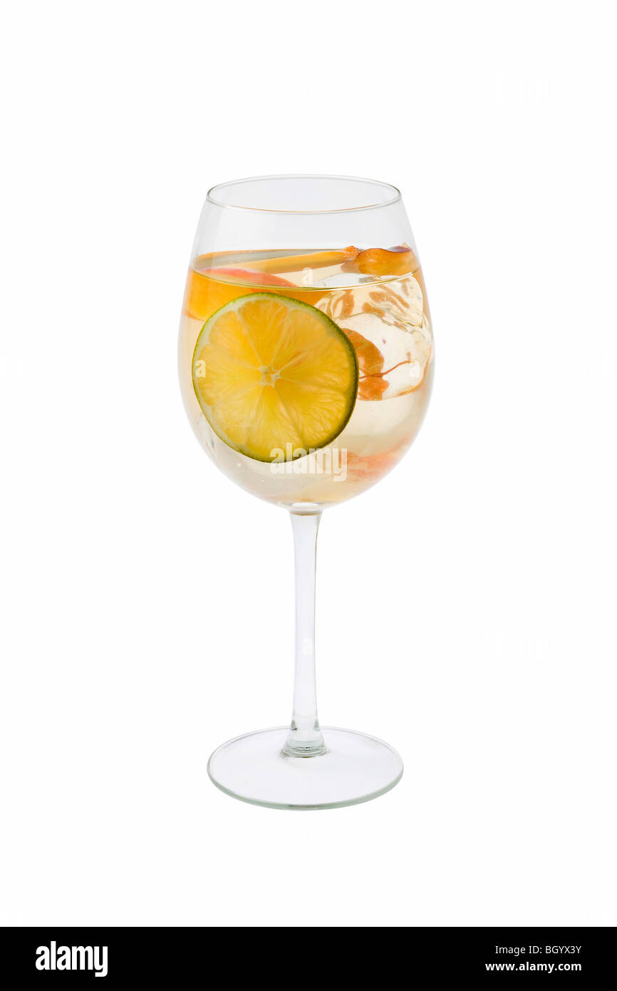 Weiße Sangria in Gläsern auf weißem Hintergrund Stockfoto