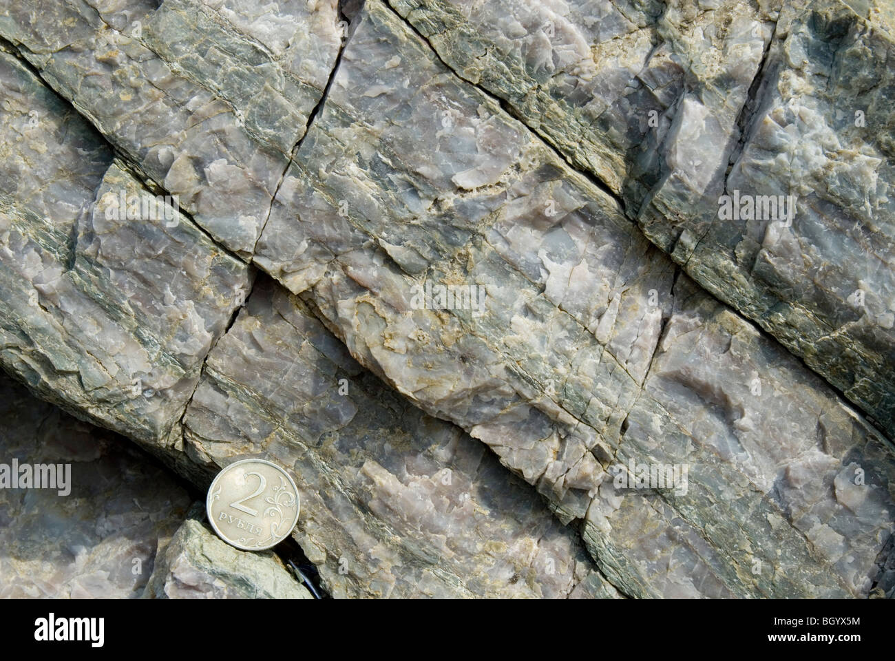 Pumpellyite und Chlorit-reiche Schichten wechseln sich ab mit Epidot-reiche Bands in Low-Grade metamorpher Felsen, Kamtschatka, Russland Stockfoto