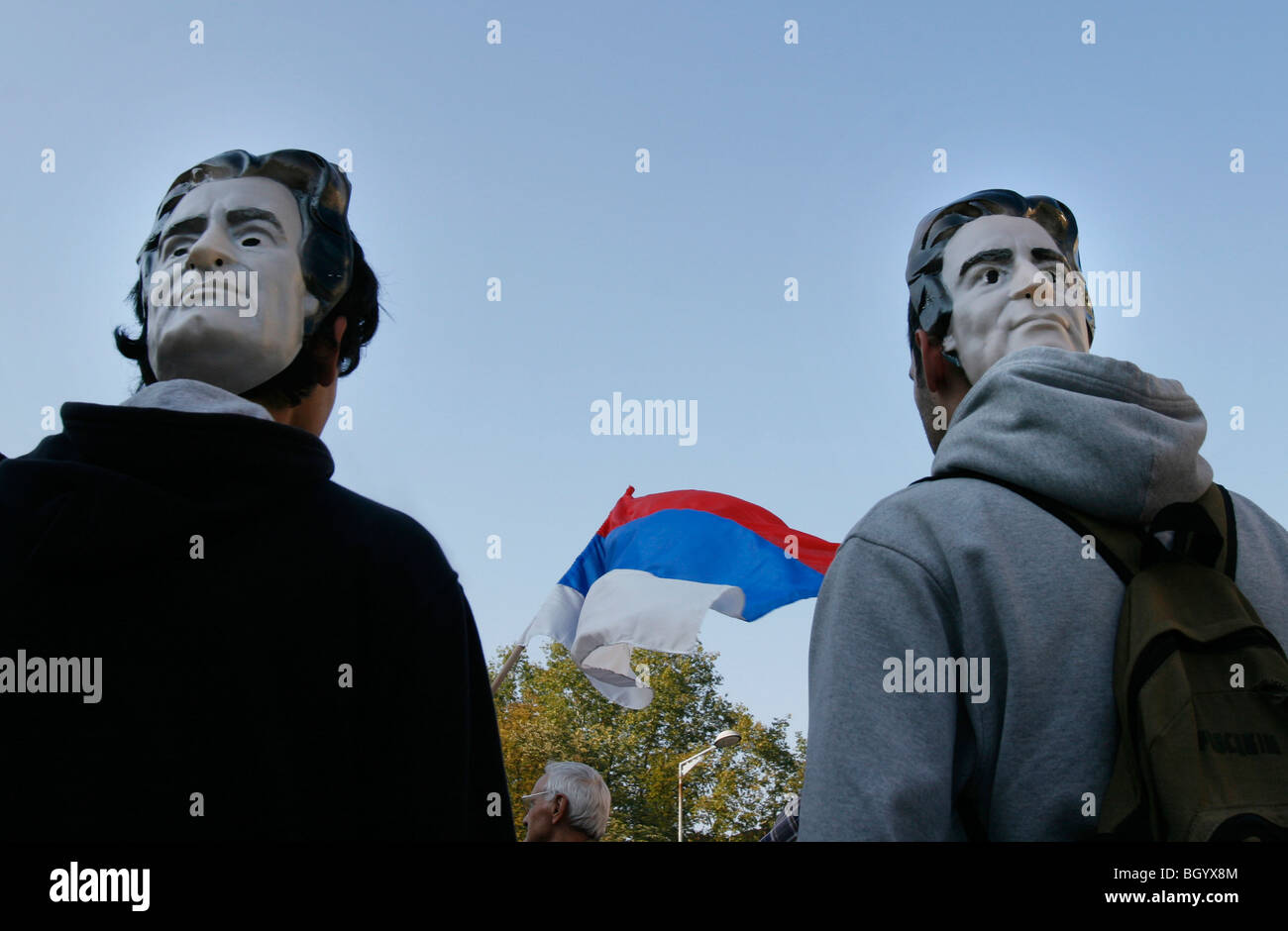 Eine bosnisch-serbische zeigt eine Maske mit dem Gesicht der Kriegszeit bosnische Serbenführer Radovan Karadzic während einer Protestaktion Stockfoto