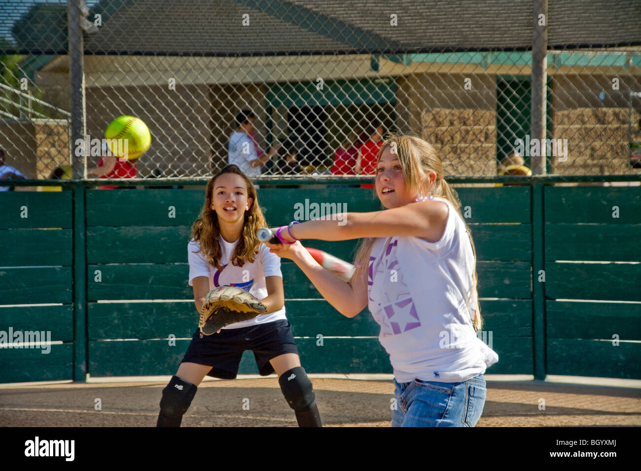 Zwei 10 Jahre alte Softball-Spieler stellen in einem Park in Fountain Valley CA MODEL-RELEASE Stockfoto