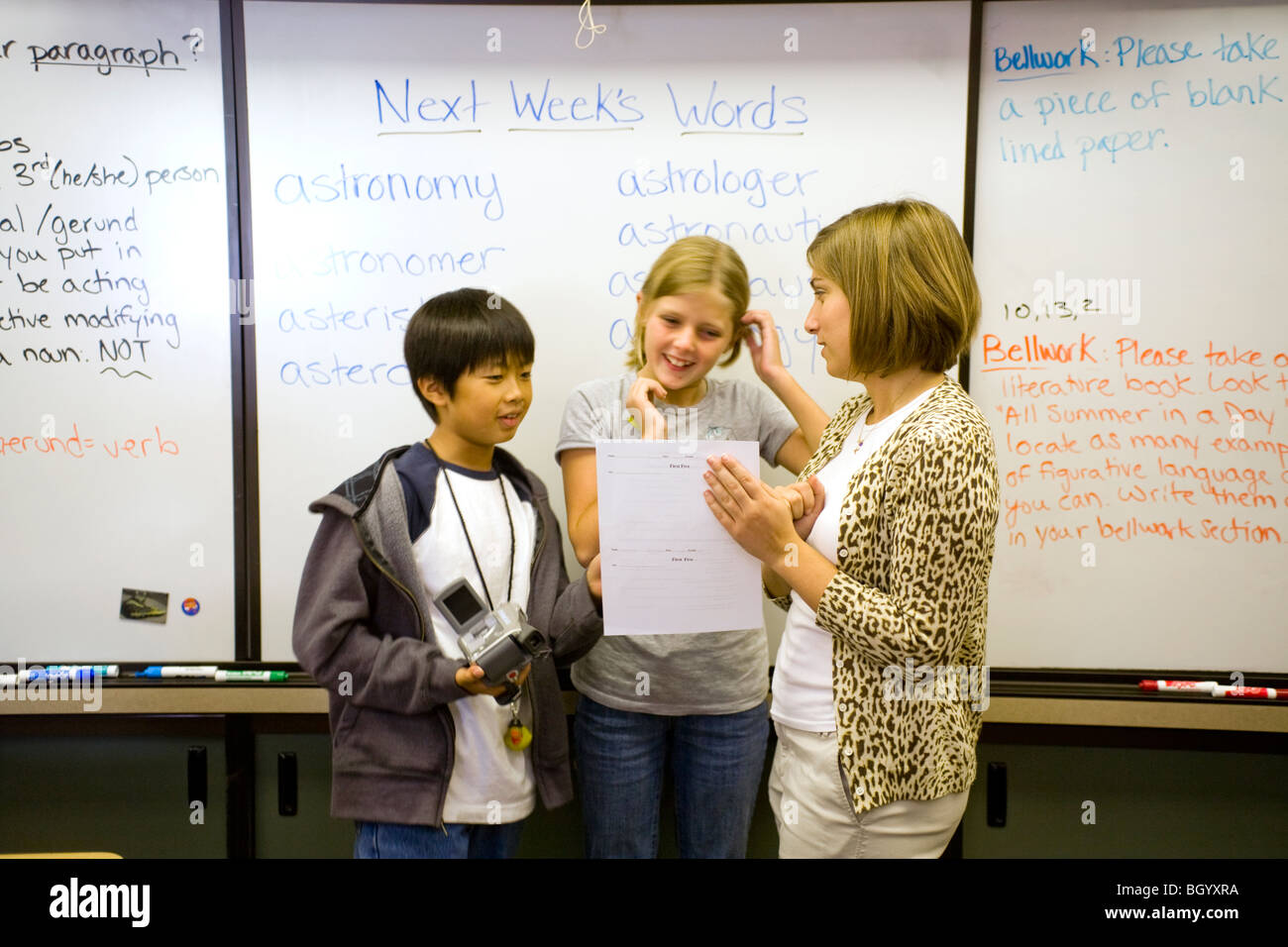 California Mittelschüler / innen ausleben Wortschatz Wortbedeutungen während ein Klassenkamerad Videos ihre Leistung. Stockfoto