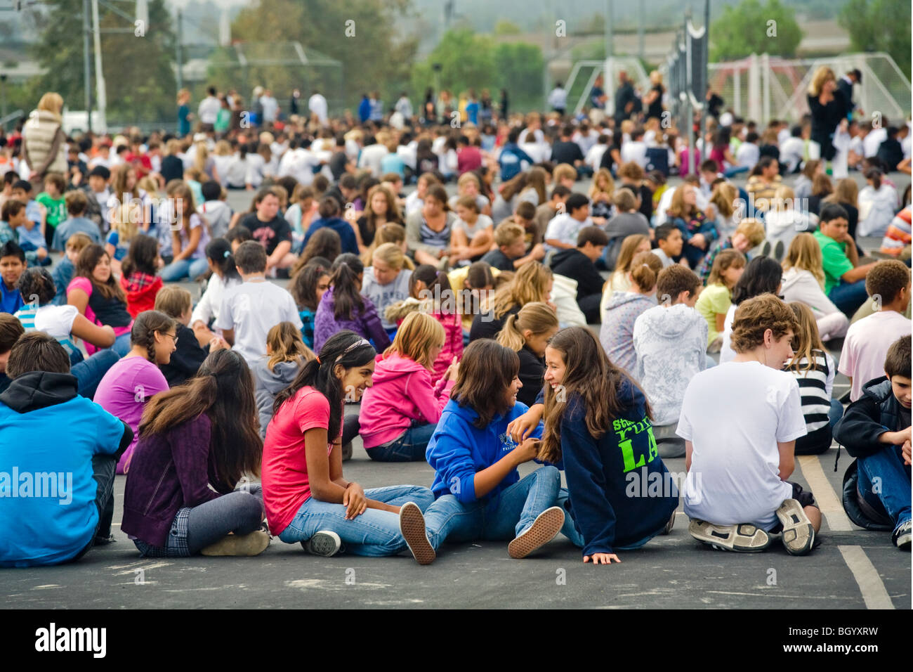 Zeigt eine Reihe von Stimmungen, sammeln California Mittelschüler / innen auf ihrem Campus zwischen den Klassen. Stockfoto