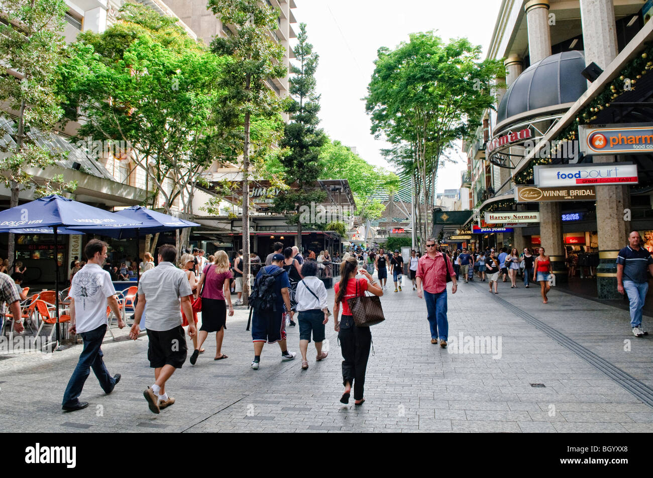 Queen Street Mall Fußgänger Brisbane Australia // BRISBANE, Australien – Fußgänger gehen durch die Queen Street Mall, ein belebtes Open-Air-Einkaufsviertel im zentralen Geschäftsviertel von Brisbane, Queensland. Das beliebte Einzelhandelszentrum, das 1982 zur Fußgängerzone gebracht wurde, erstreckt sich über etwa 500 Meter und beherbergt mehr als 700 Einzelhändler, darunter große Kaufhäuser, Boutiquen und Restaurants. Die Queen Street Mall ist das Geschäftszentrum von Brisbane und zieht sowohl Einheimische als auch Touristen als eines der wichtigsten Einkaufsziele der Stadt an. Stockfoto