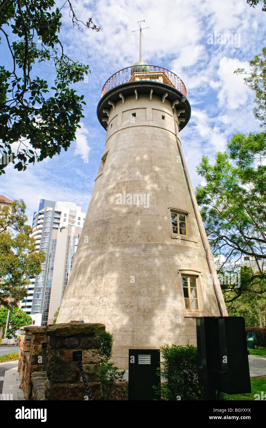 Tower Mill Historic Windmill Brisbane Australien // BRISBANE, Australien – die Tower Mill, eine historische Windmühle aus dem Jahr 1828, steht auf der Wickham Terrace in Brisbane, Queensland. Ursprünglich für das Getreidemahlen für die frühe Strafkolonie gebaut, ist es eines der ältesten erhaltenen Gebäude Brisbanes. Der restaurierte zylindrische Steinturm, der in den 1840er Jahren als Mühle eingestellt wurde, diente im Laufe seiner Geschichte verschiedenen Zwecken, darunter einer Signalstation und einem meteorologischen Observatorium. Das denkmalgeschützte Wahrzeichen dient heute als bedeutender kultureller und historischer Ort in Brisbanes S Stockfoto