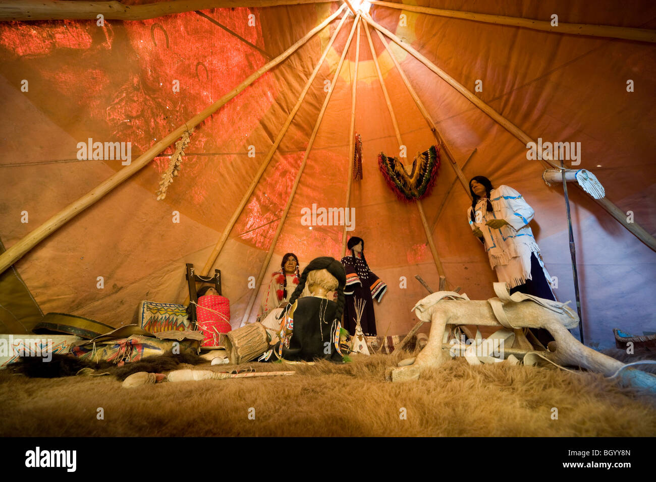 Im Inneren ein Lakota Indianer Tipi, Tipi, Tipi. Museumsausstellung, Display, am Crazy Horse Memorial, South Dakota. Stockfoto