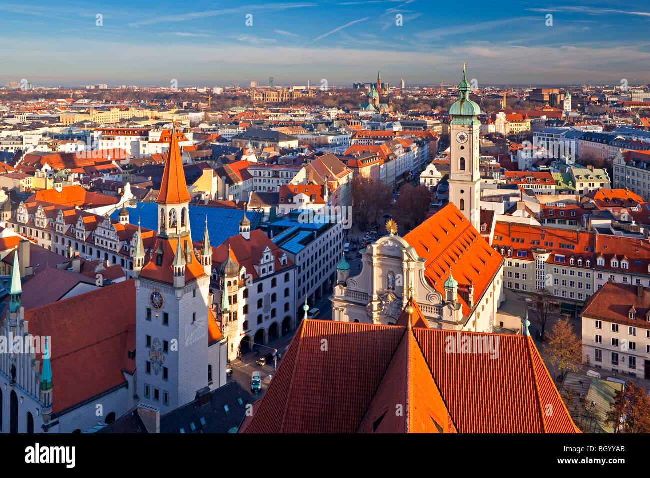 Luftaufnahme über Altes Rathaus (Old City Hall), Heilig-Geist-Kirche (Kirche des Heiligen Geistes) und der Stadt München (Mun Stockfoto