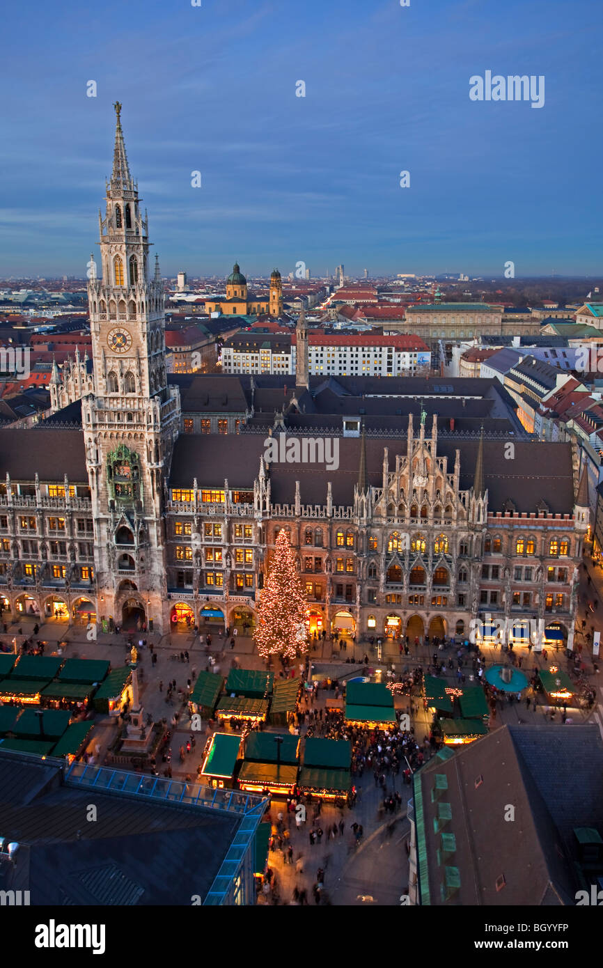 Luftbild von der Christkindlmarkt (Weihnachtsmarkt) in den Marienplatz außerhalb der Neues Rathaus (New City Hall) in der Dämmerung in Stockfoto