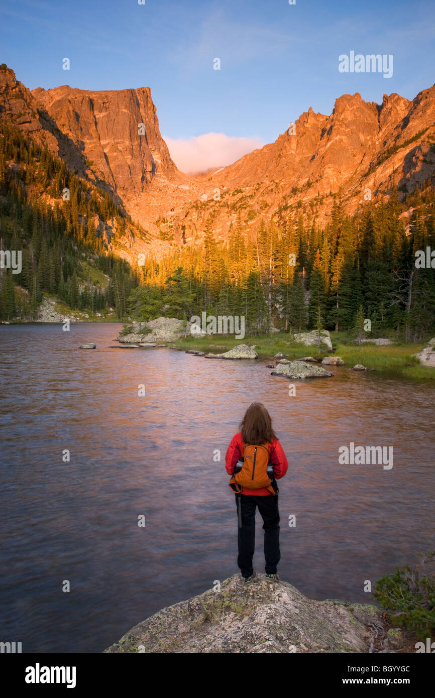 Wanderer am Dream Lake, Rocky Mountain National Park, Colorado. (Modell freigegeben) Stockfoto