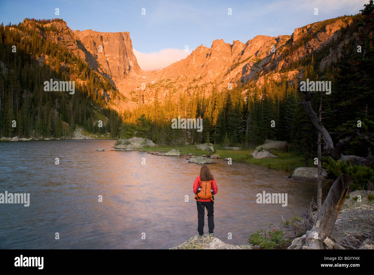 Wanderer am Dream Lake, Rocky Mountain National Park, Colorado. (Modell freigegeben) Stockfoto