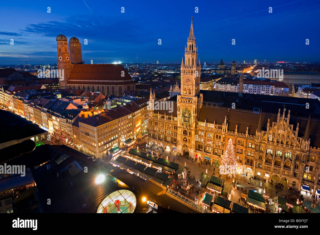 Luftbild von der Christkindlmarkt (Weihnachtsmarkt) in den Marienplatz außerhalb der Neues Rathaus (neue Rathaus) mit der Fr Stockfoto