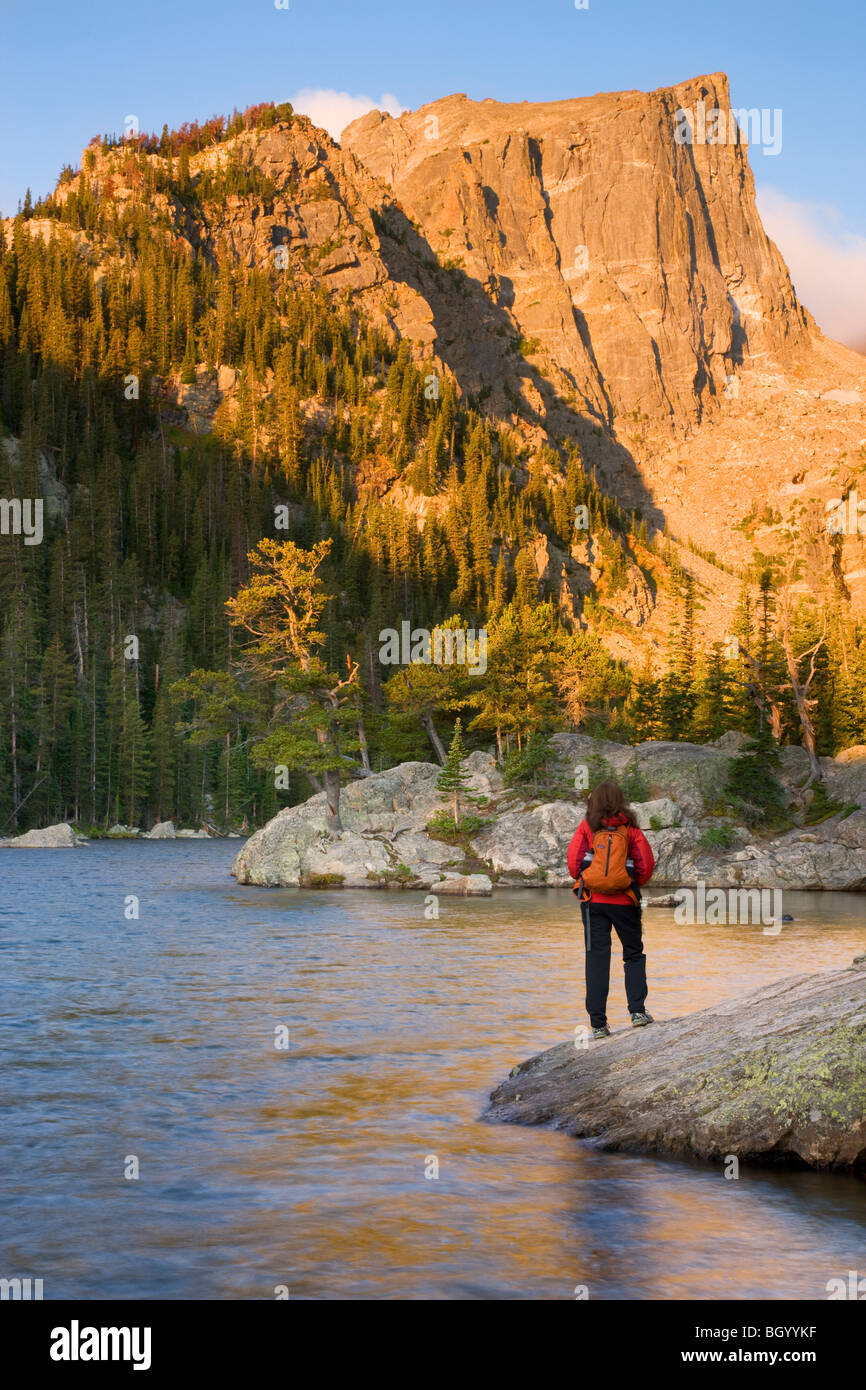 Wanderer am Dream Lake, Rocky Mountain National Park, Colorado. (Modell freigegeben) Stockfoto
