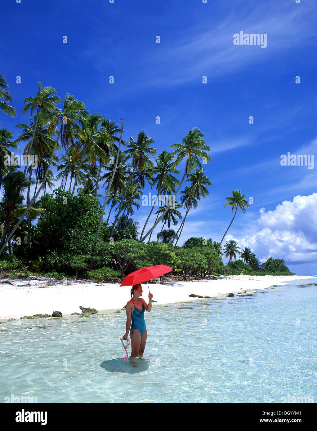 Junge Frau am tropischen Strand, Aitutaki Atoll, Cook-Inseln Stockfoto