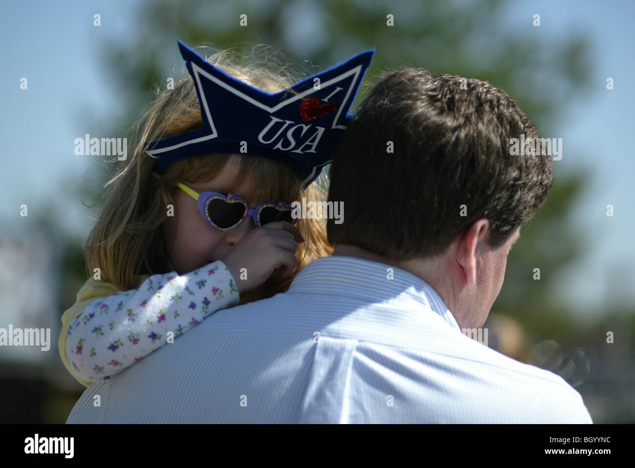 Kyle Babcock als er seine Tochter Hannah Babcock aus einer Bush-Rede trägt, wo wurden sie abgewiesen. Stockfoto