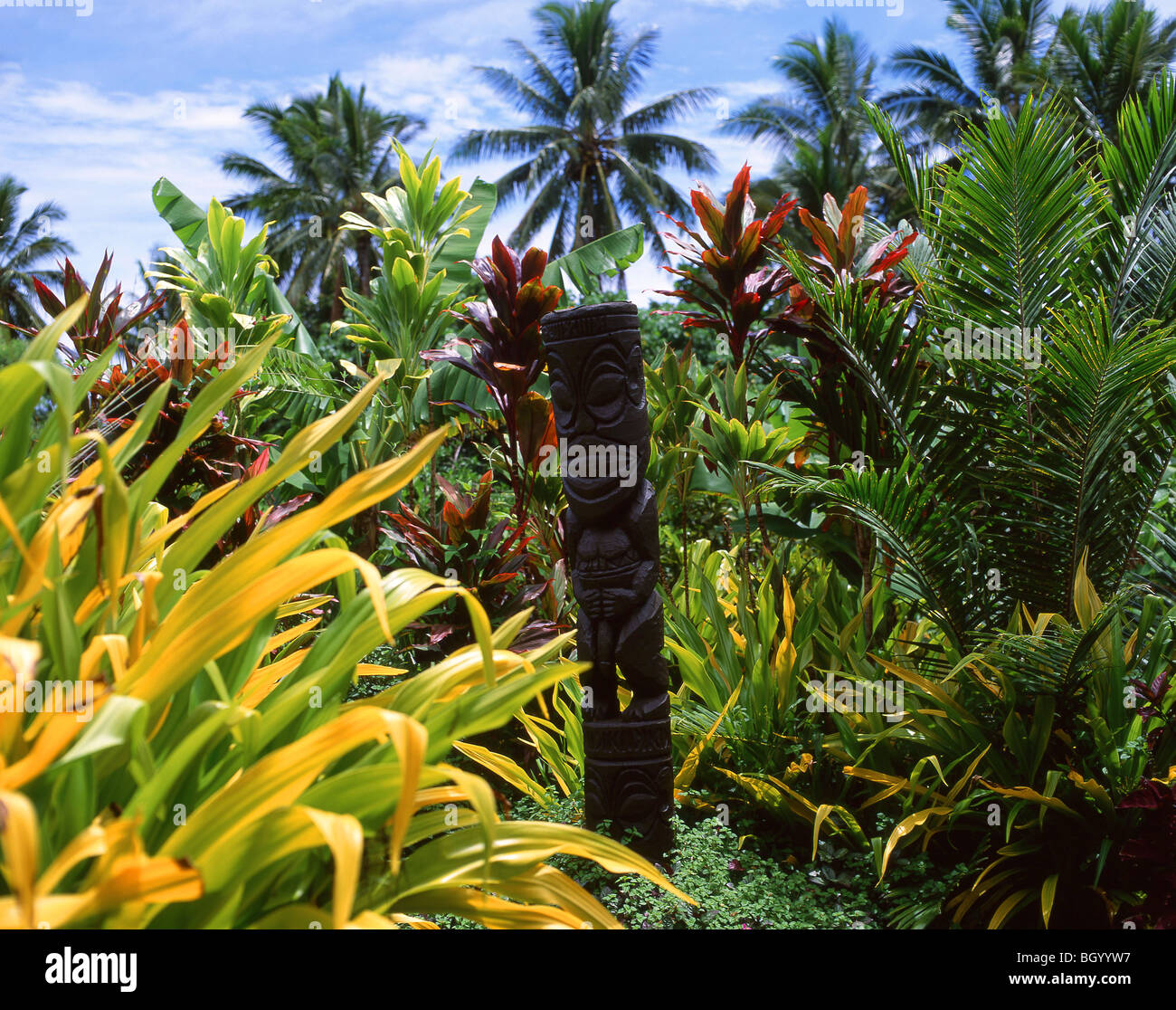 Geschnitzte polynesischen Pol in einem tropischen Garten, Rarotonga, Cook-Inseln Stockfoto